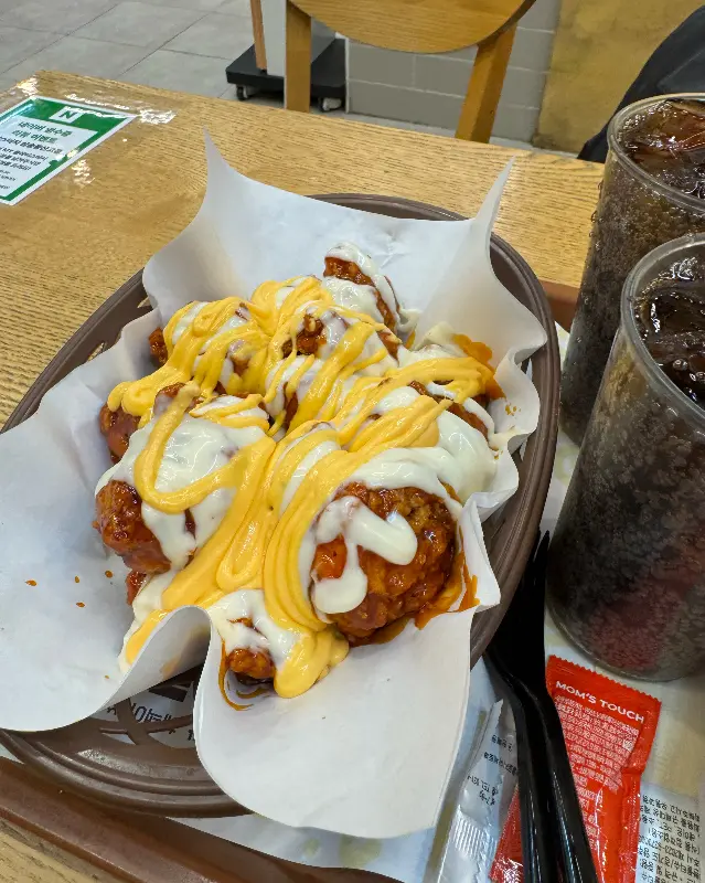 치즈가 듬뿍 올려진 치킨