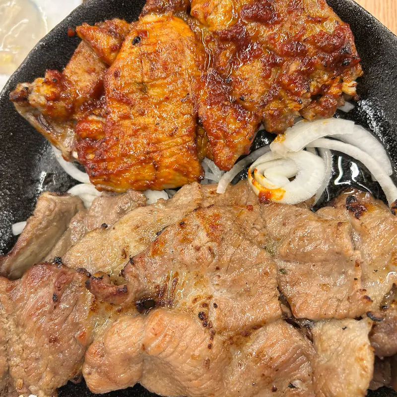 양념과 윤기가 환상적인 조화를 이루는 갈비