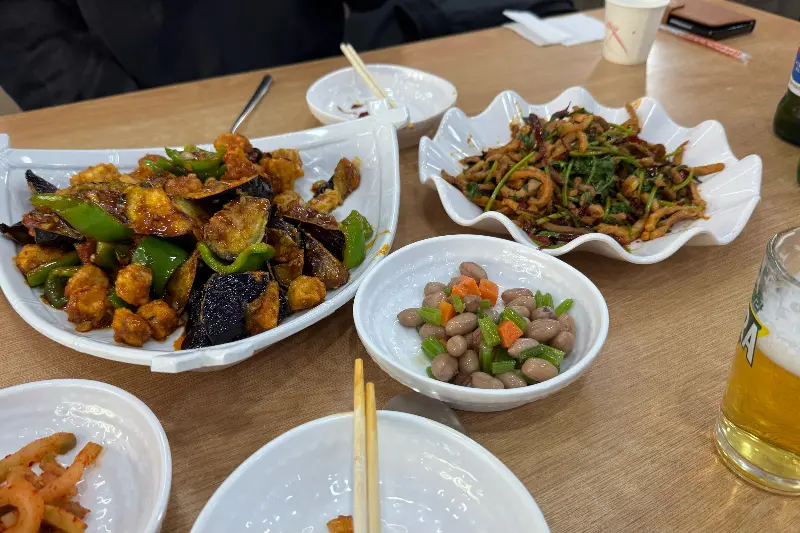 다양한 요리가 한 상 가득 차려진 모습