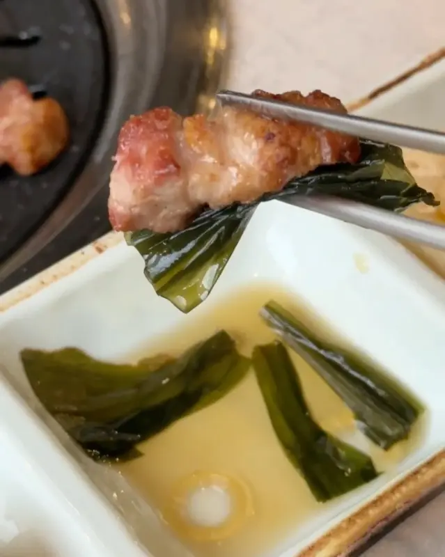 삼겹살을 소스에 찍어먹는 모습