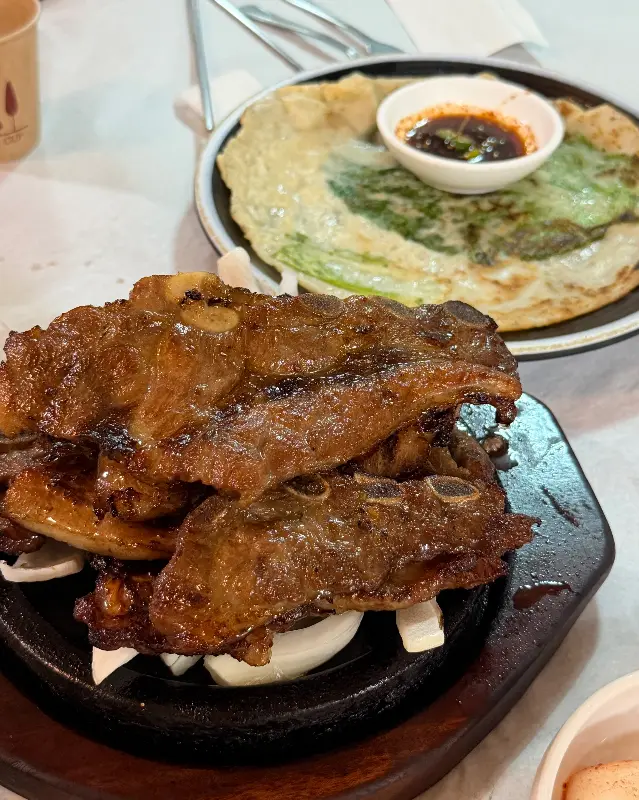 매콤한 양념이 듬뿍 배어 있는 매운 등갈비찜