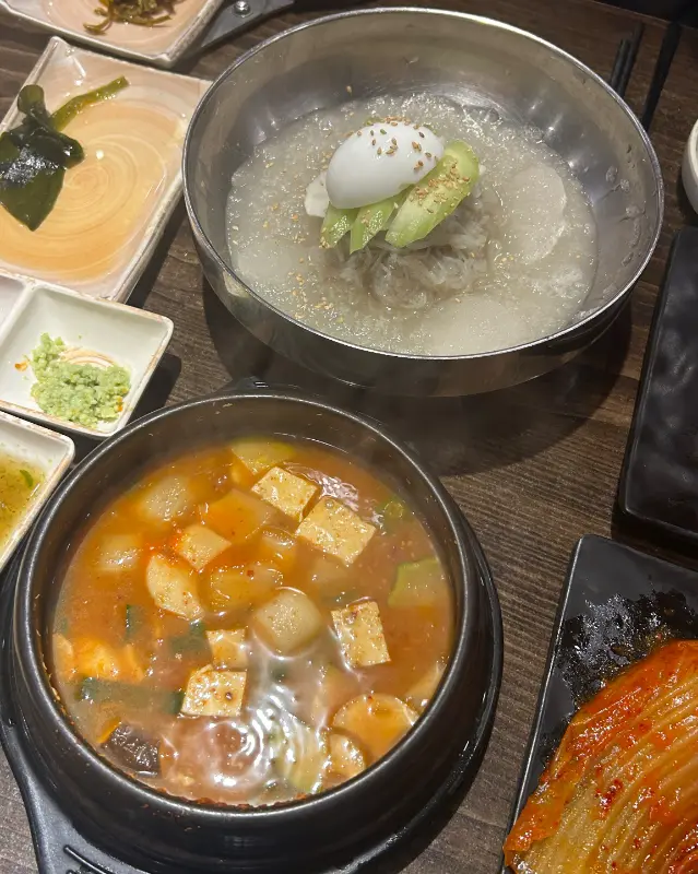 김치찌개와 냉면의 모습