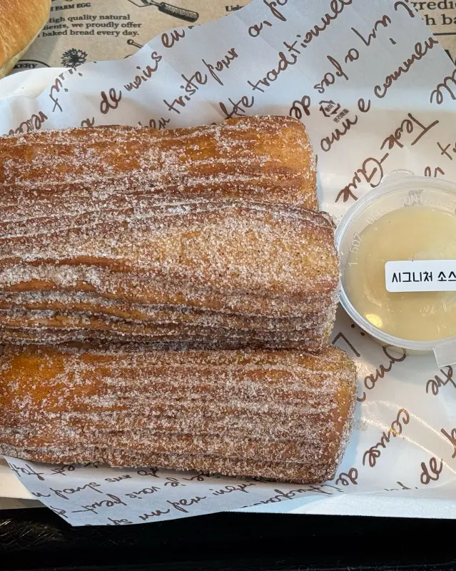 시그니처 소스가 함께 제공되는 뚱 츄러스