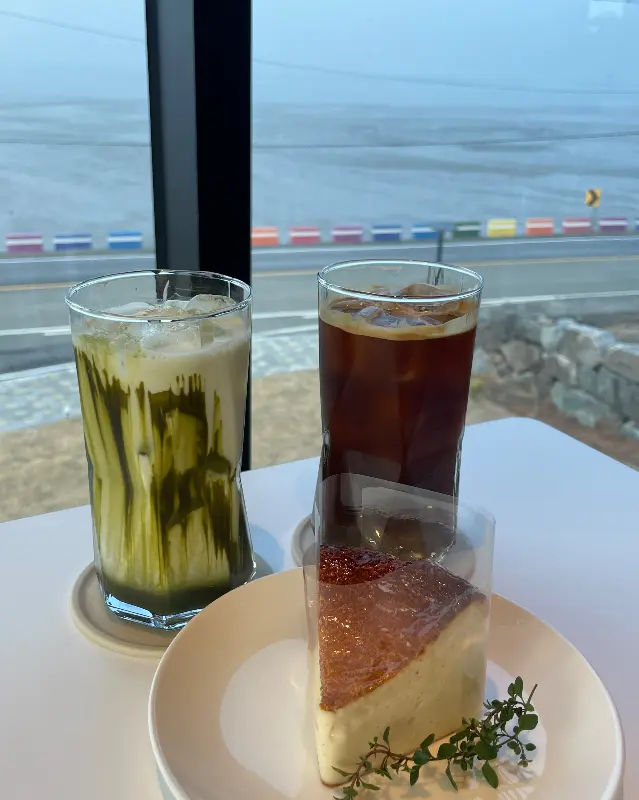 말차 라떼와 바스크 치즈 케이크