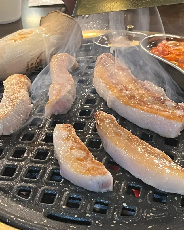 숯불 위에서 익어가는 삼겹살