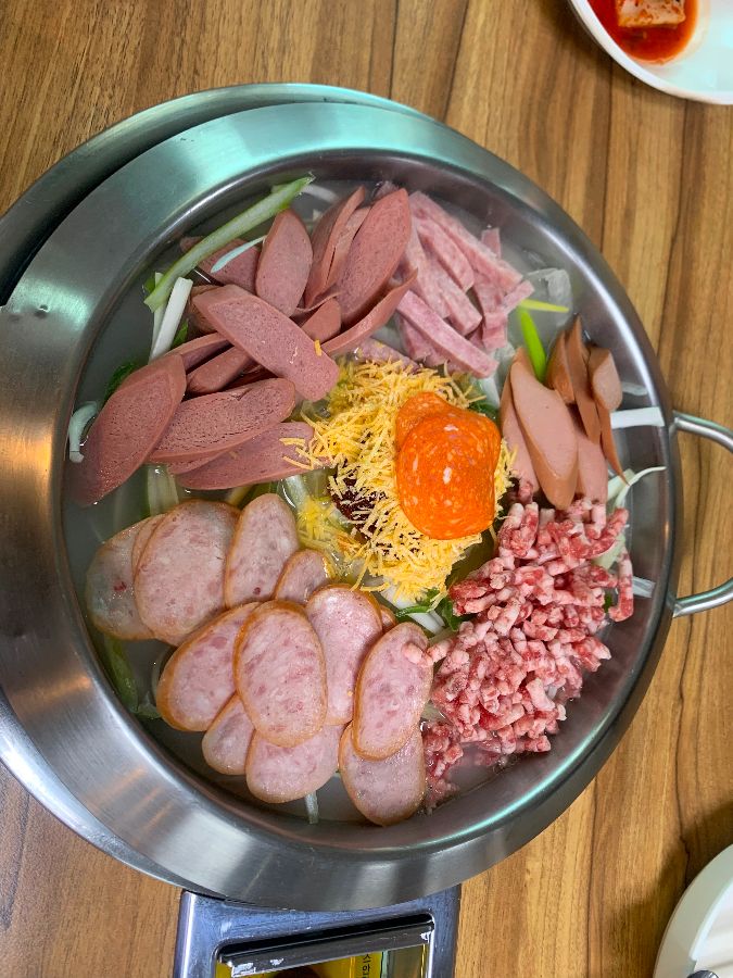 재료가 듬뿍 들어간 부대찌개