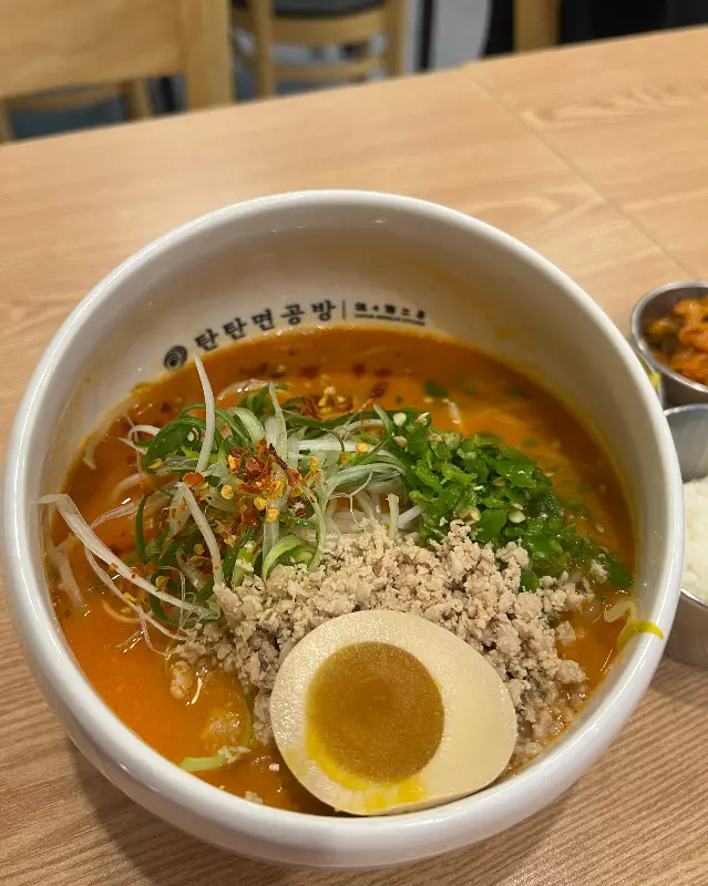 반숙 계란이 올라간 탄탄면