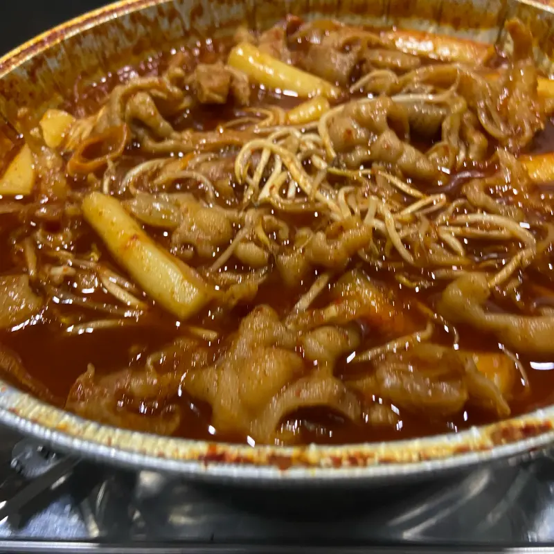 국물 닭발의 매콤함이 느껴지는 이미지