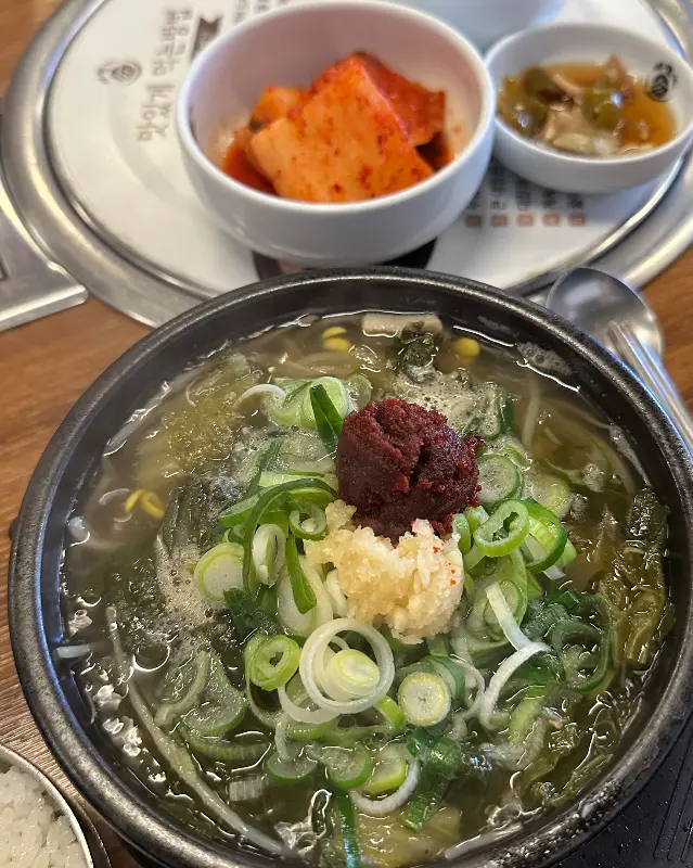 다대기를 풀기 전 맑은 해장국의 모습