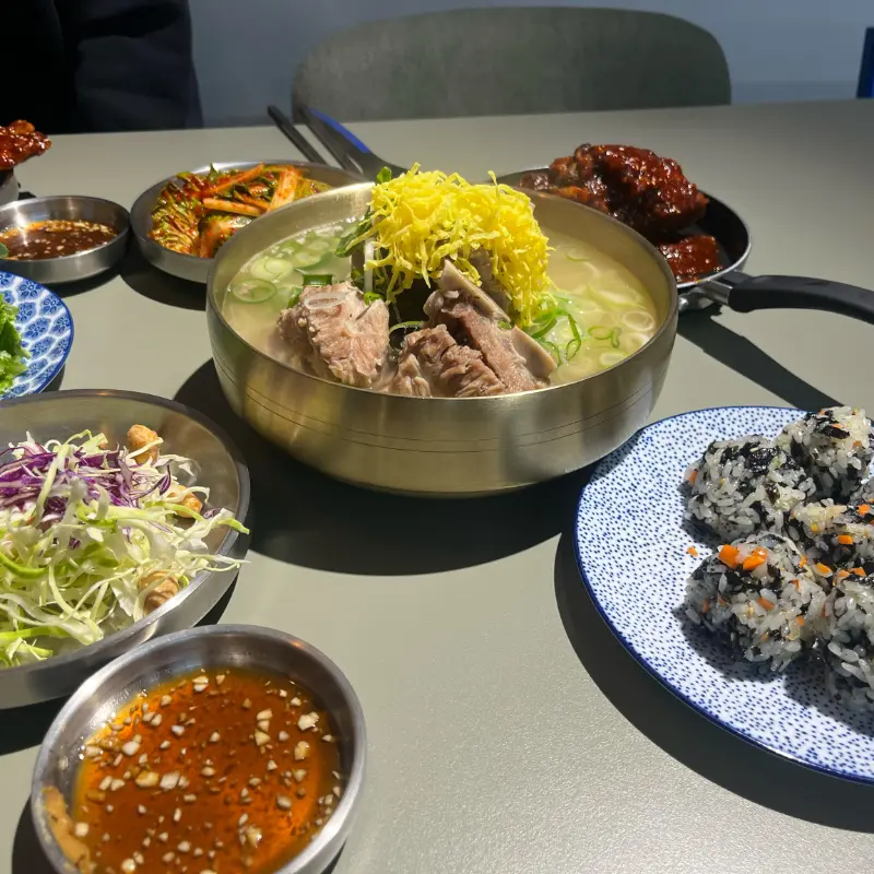 온면당 음식 전체샷