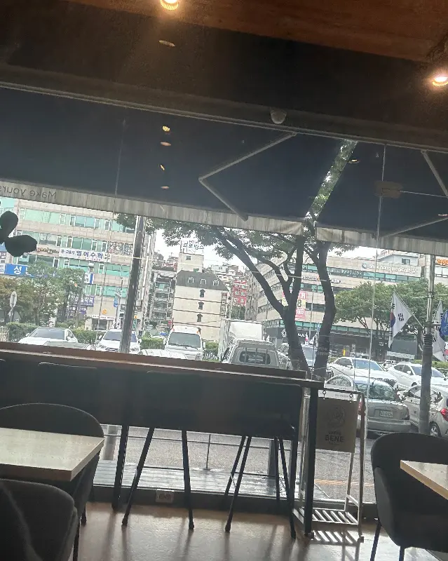 카페 내부 창가 좌석
