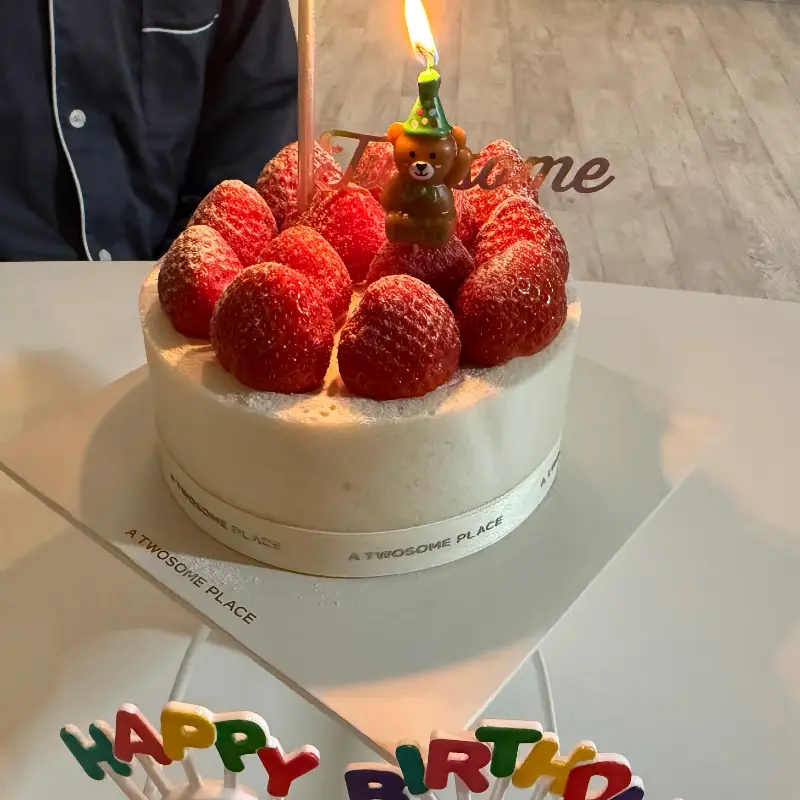 초가 켜진 케이크