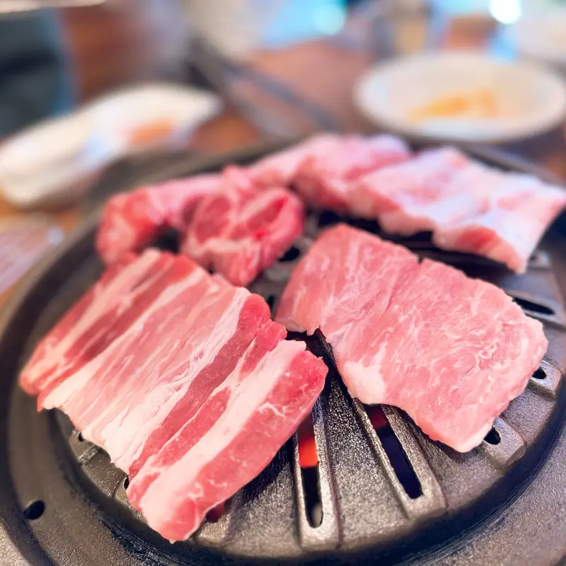 숯불 위에서 익어가는 돼지 생갈비