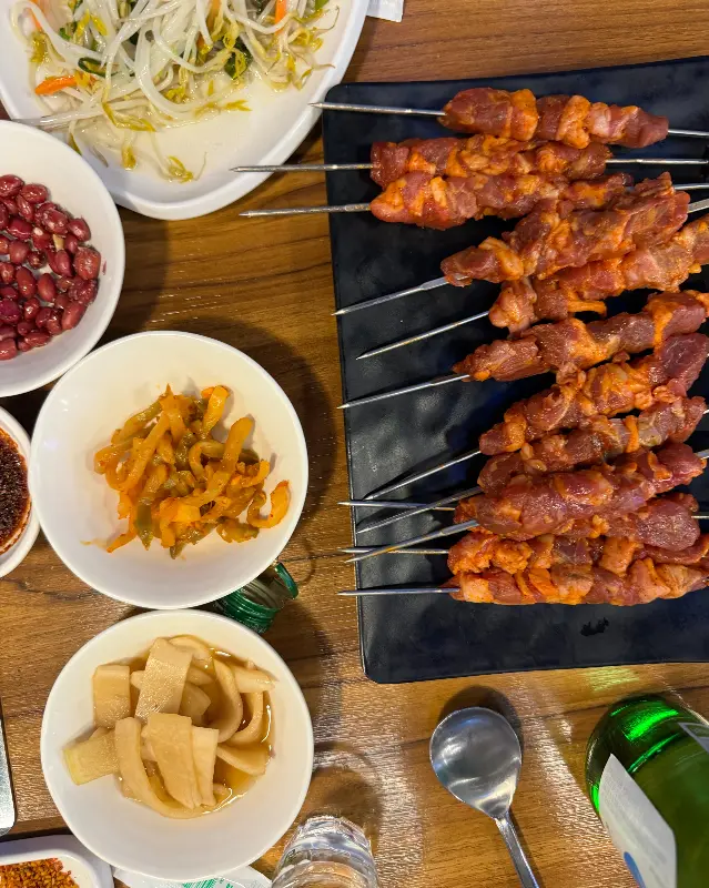 다양한 곁들임 메뉴와 양꼬치