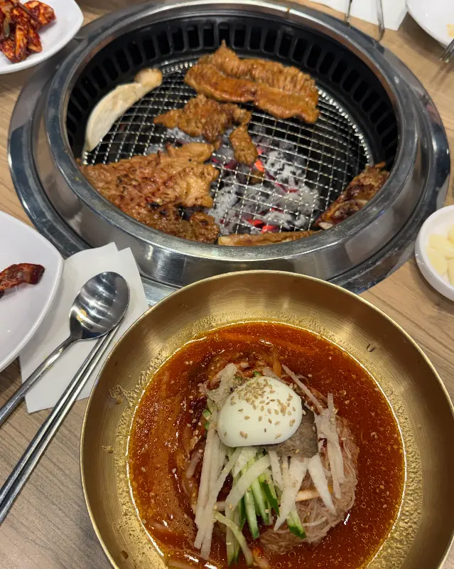 솔가숯불갈비의 돼지갈비와 냉면