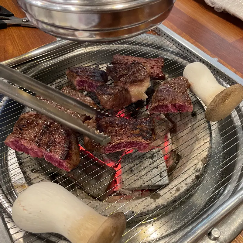 잘 구워진 한우 조각