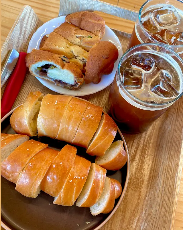 쟁반 위에 놓인 빵과 커피