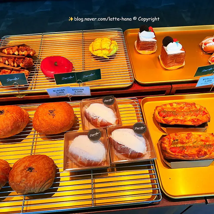 다양한 종류의 빵들이 진열된 모습