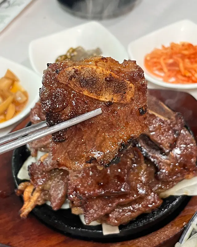 윤기가 좔좔 흐르는 석갈비