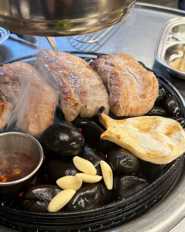 구워지는 삼겹살과 버섯