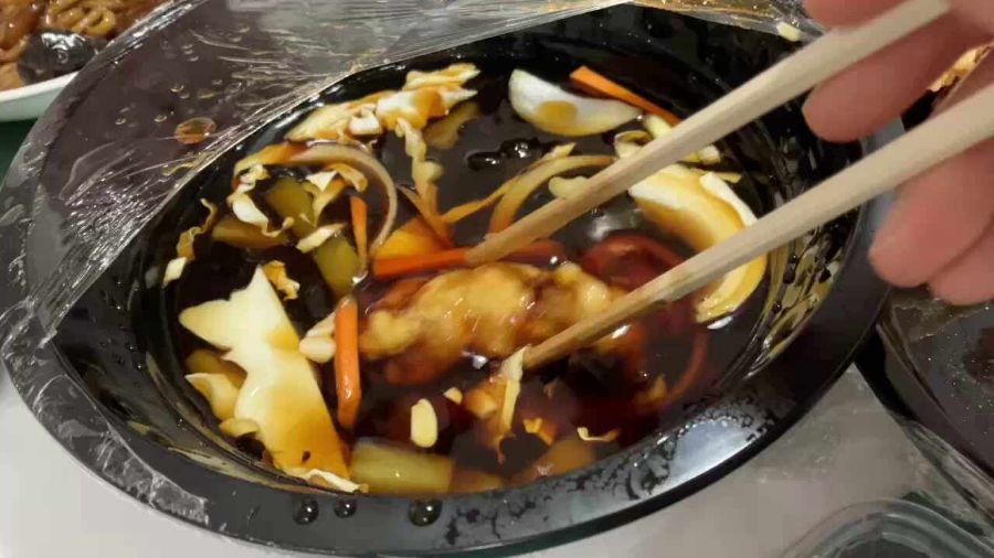 포장된 짜장 소스의 모습