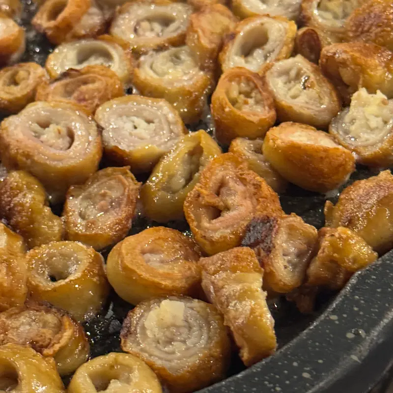 노릇하게 구워진 막창의 클로즈업 샷