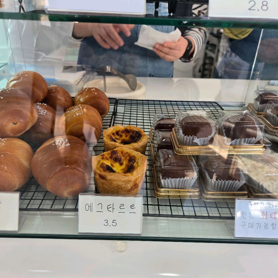 갓 구워져 나온 에그타르트와 소금빵