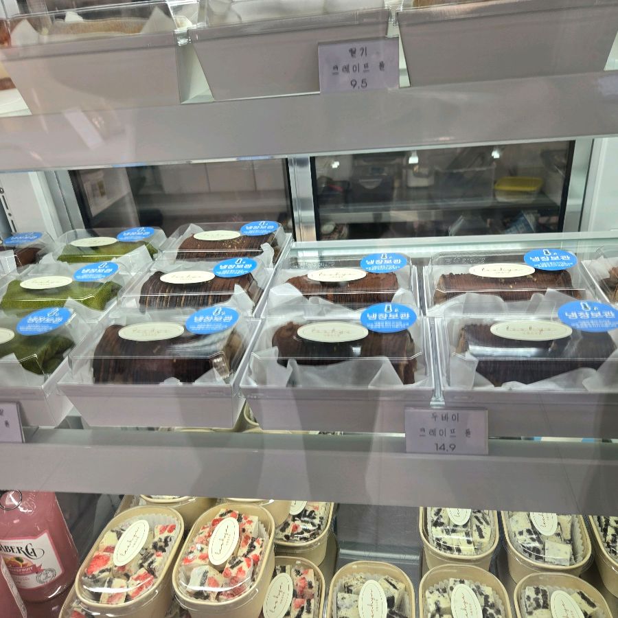 다양한 종류의 케이크와 음료가 준비되어 있다