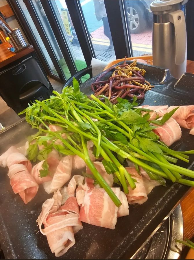 대패어때 대패삼겹살과 미나리 구이