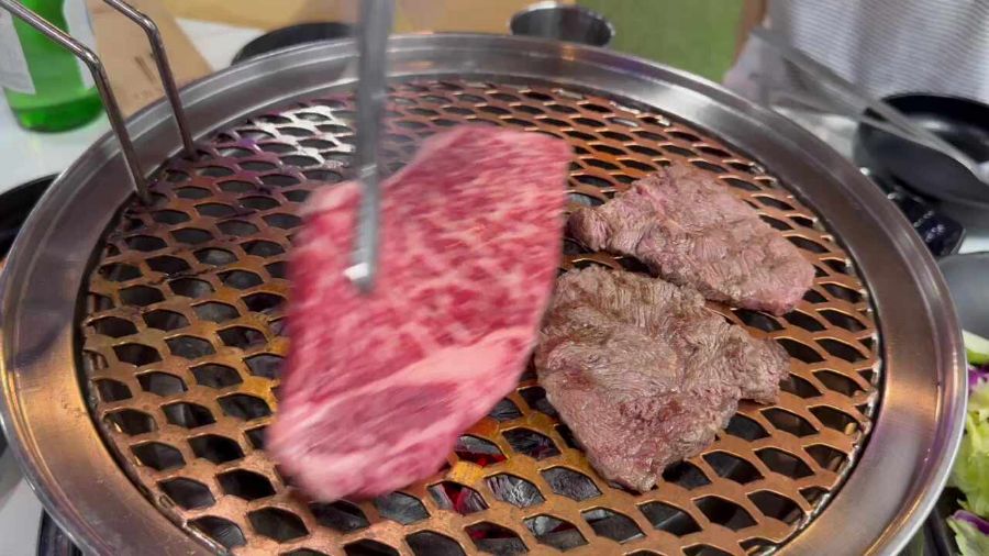 숯불 위에서 익어가는 한우