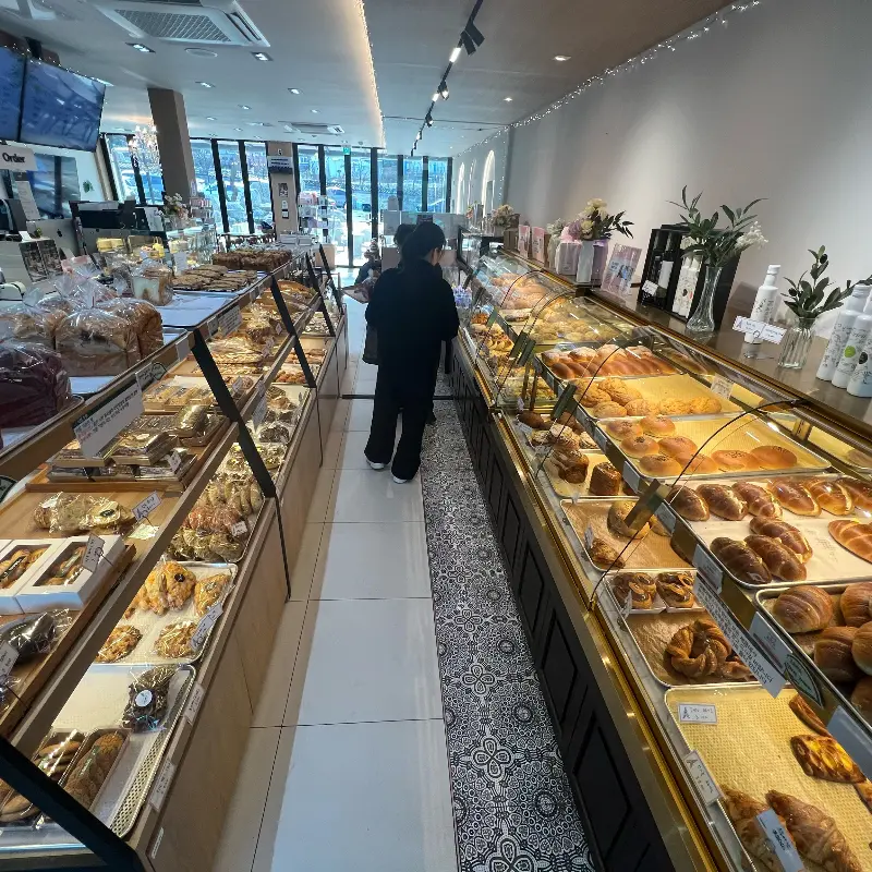 빵을 고르는 손님들의 모습