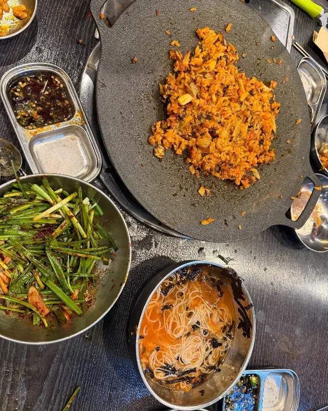 볶음밥이 불판 위에서 맛있게 볶아지고 있는 모습