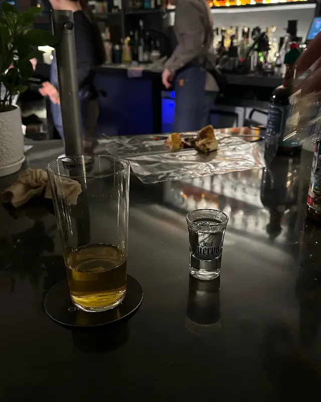 바텐더의 분주한 모습