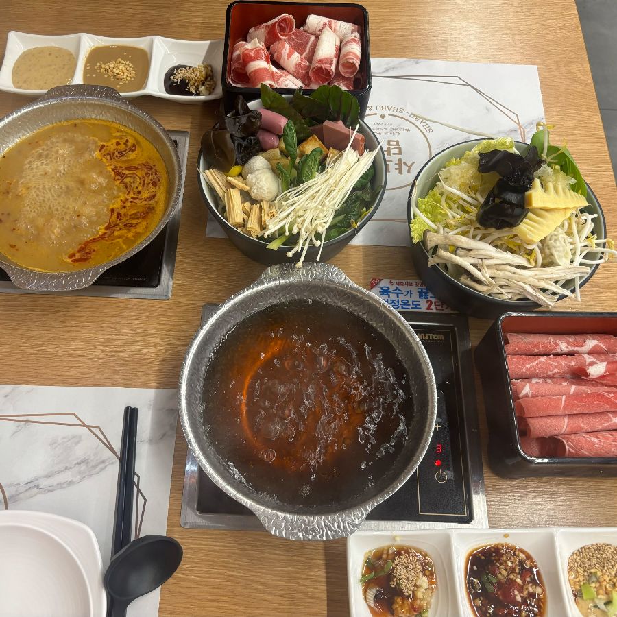 다양한 소스들이 준비되어 있는 모습