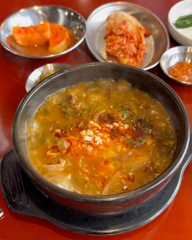 보기만 해도 속이 풀리는 듯한 달래해장의 해장국