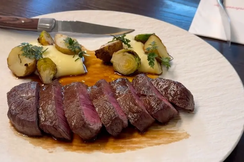 꼰떼넨떼 더 광교의 스테이크