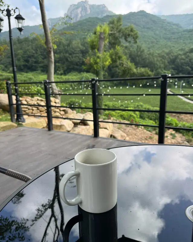 카페 야외 좌석과 월출산