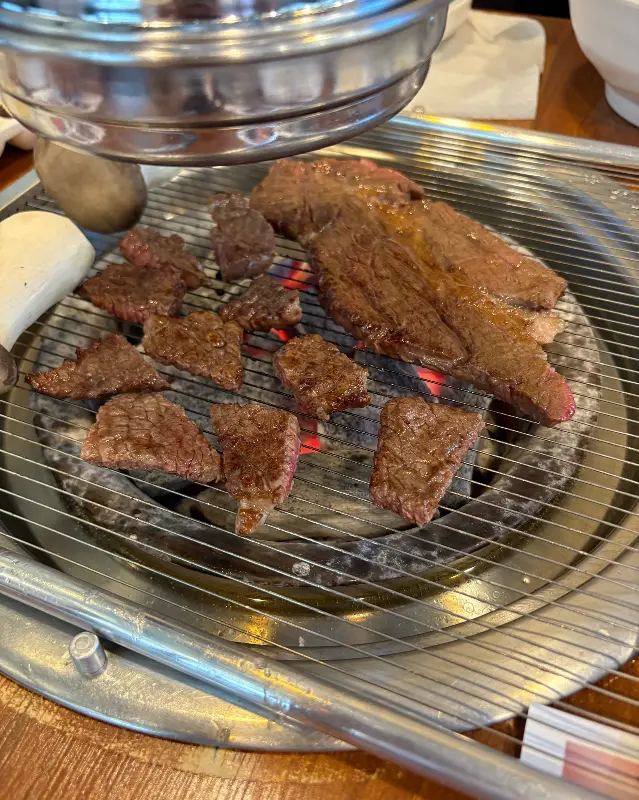 숯불 위에서 구워지는 한우