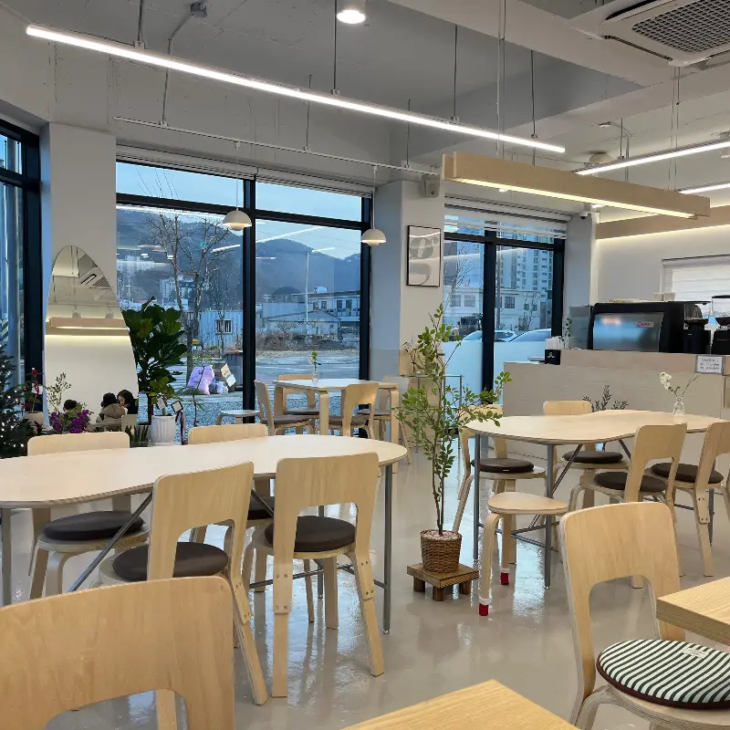 카페 내부 인테리어