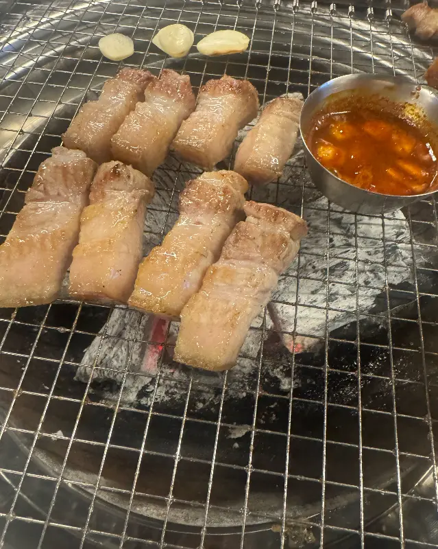 화로 위에서 맛있게 익어가는 초벌 오겹살