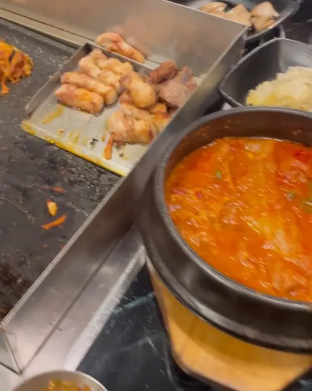 테이블 위에 놓인 된장찌개의 모습