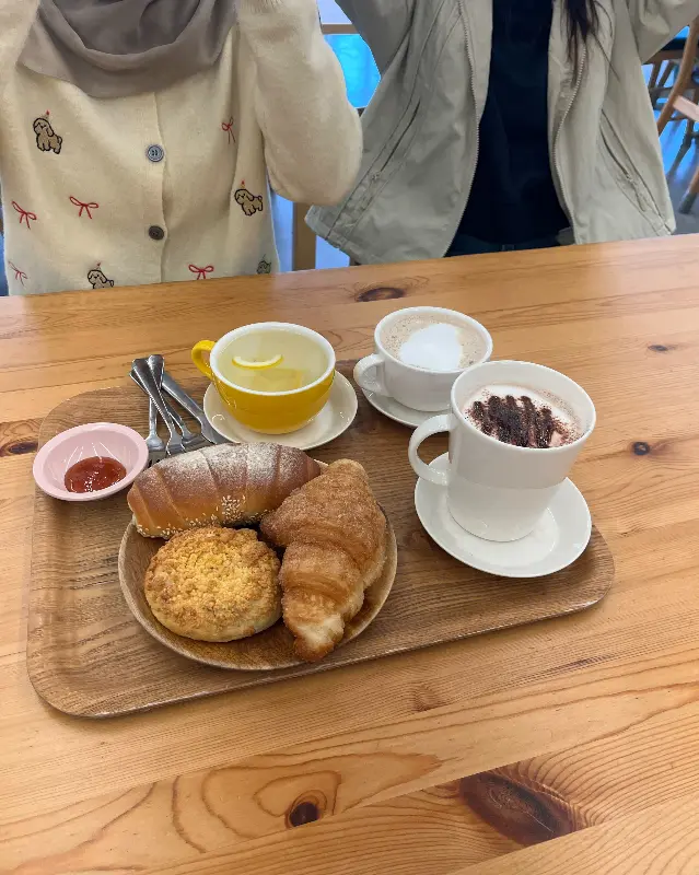 다양한 빵과 음료