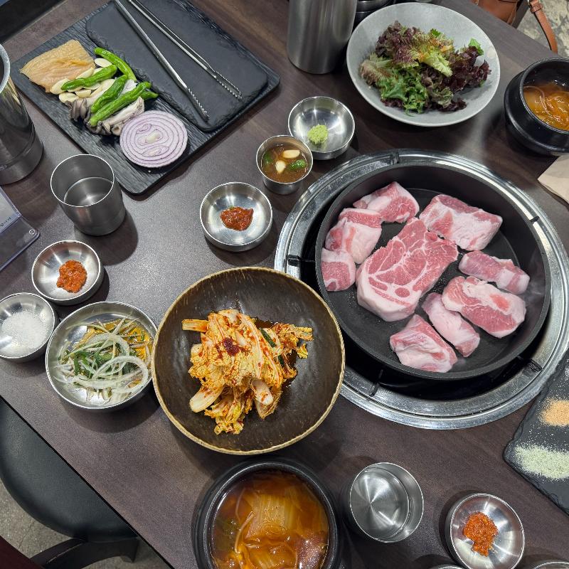 다양한 곁들임 메뉴와 함께 즐기는 고기 한 상