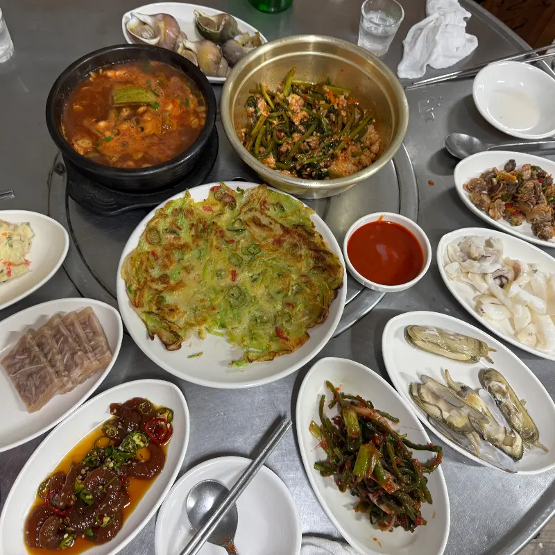 다양한 종류의 안주들이 푸짐하게 차려진 모습