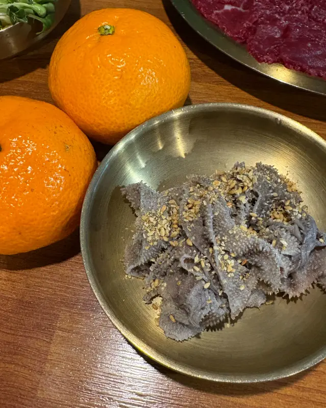 윤기가 흐르는 뭉티기와 신선한 생간, 그리고 곁들임 과일