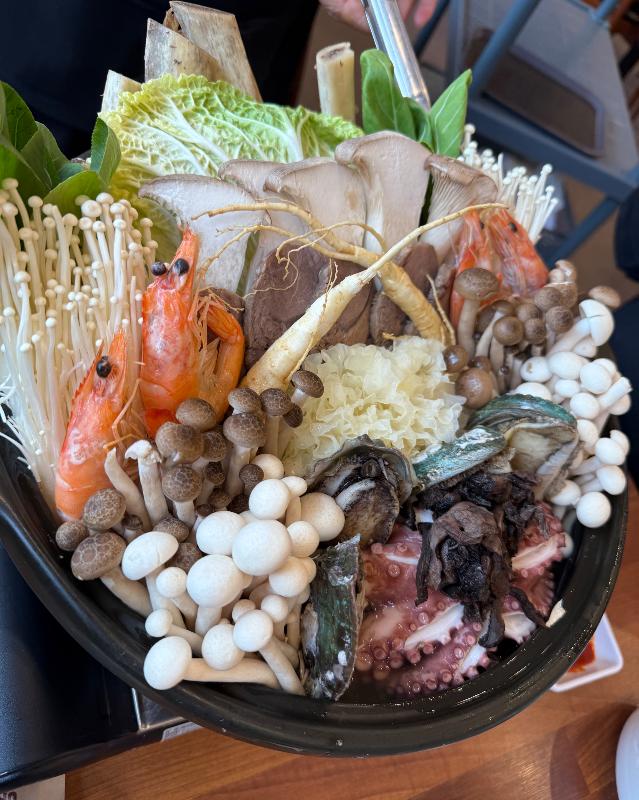 싱싱한 해산물과 채소가 가득한 황제전골