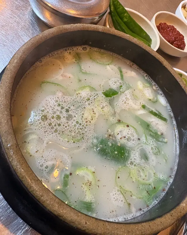 뽀얀 국물 위 푸짐하게 올려진 파가 인상적인 순대국밥