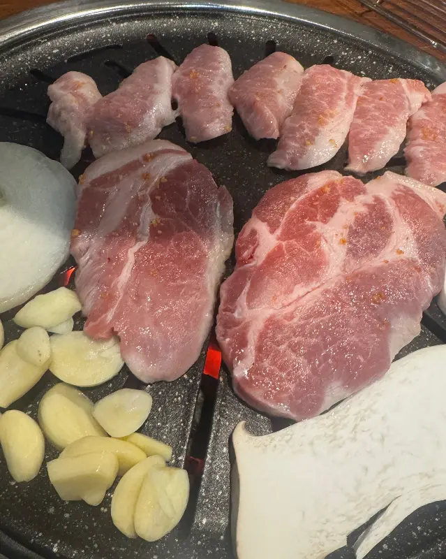 맛있게 익어가는 고기