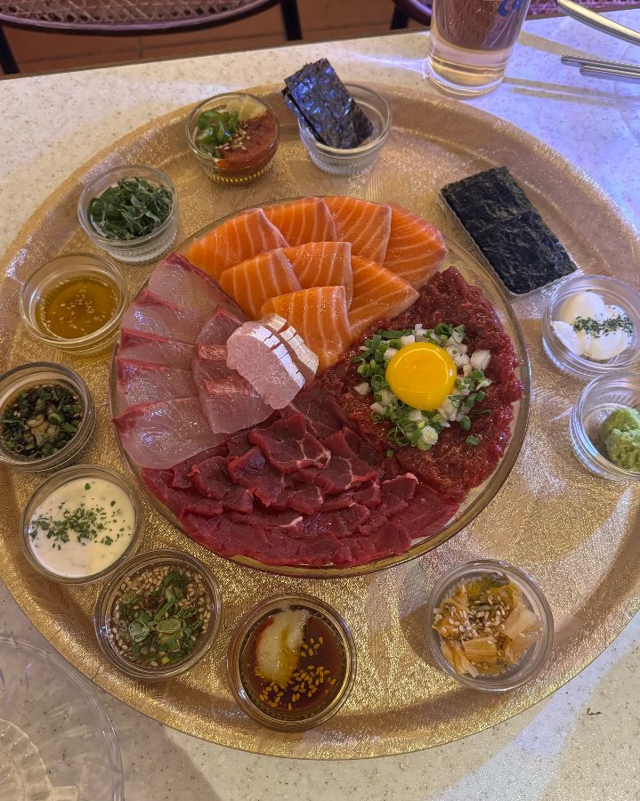 다채로운 소스와 함께 즐기는 모듬회