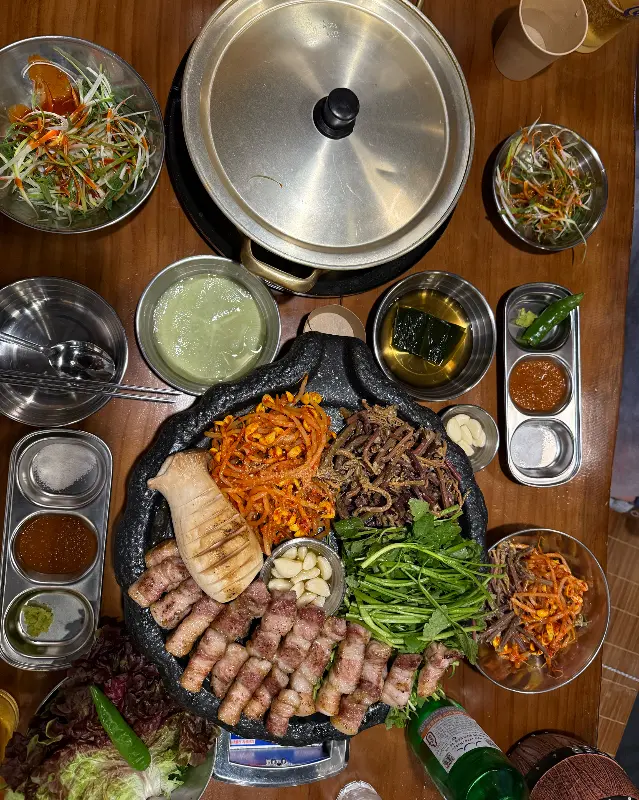 잘 구워진 삼겹살과 마늘